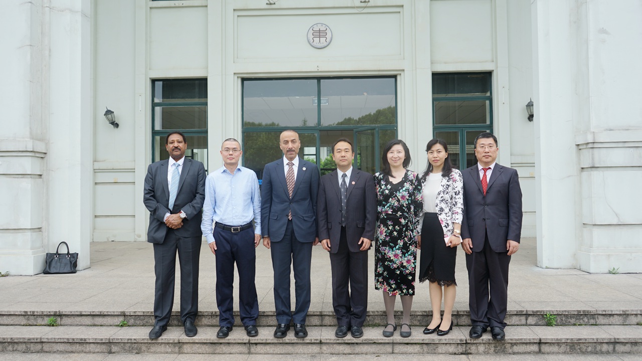 卡塔尔驻华大使访问上海外国语大学