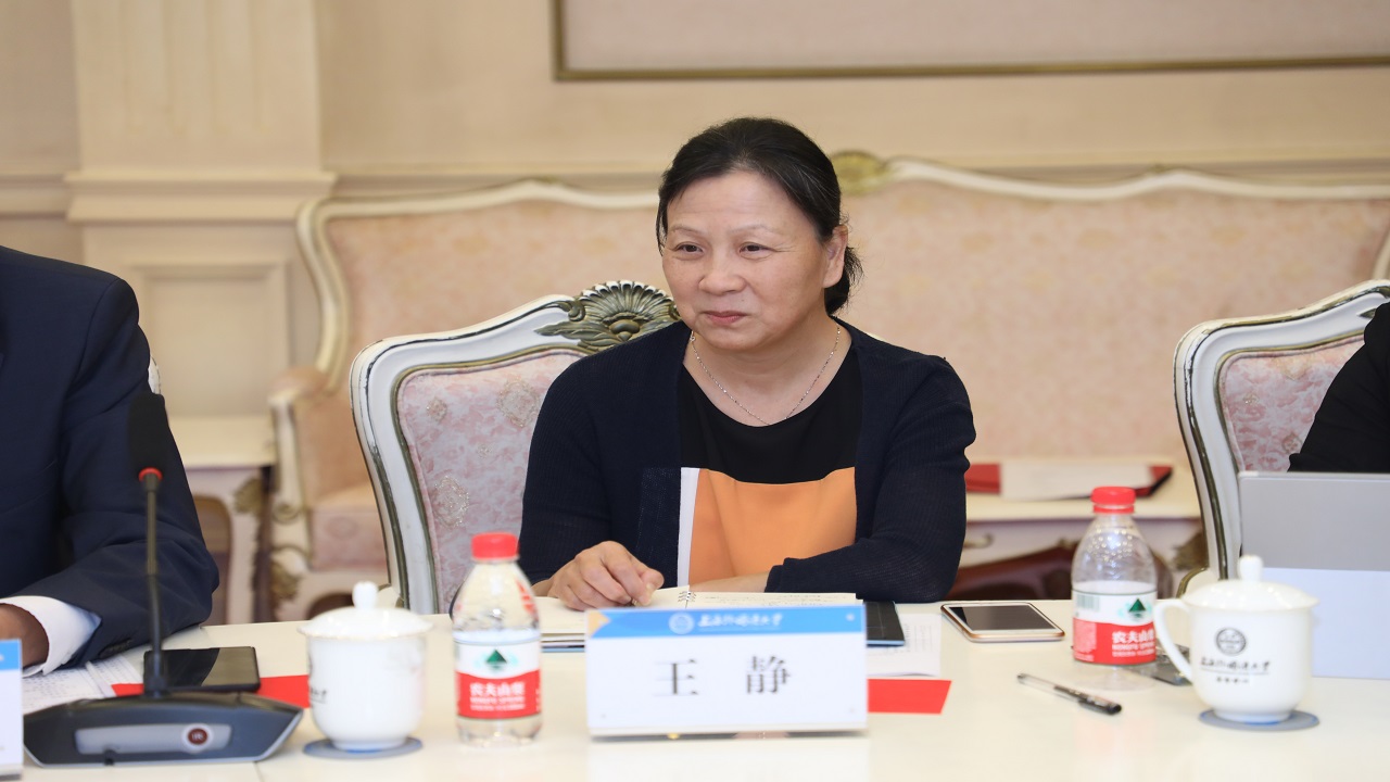 上外召开我与上外同成长教师座谈会